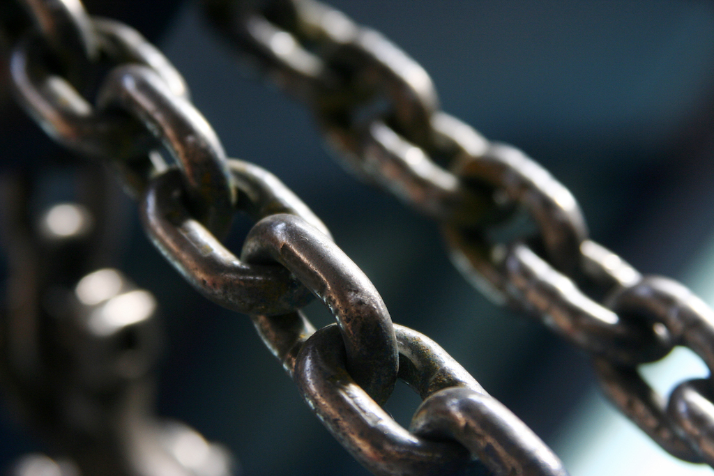 Absence of safety chains poses a risk on the road and towing risk / hazard